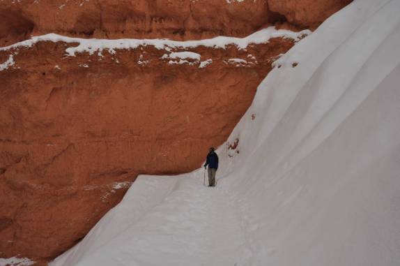 Muita neve e o solo avermelhado dp Bryce Canyon National Park, em Utah, nos Estados Unidos